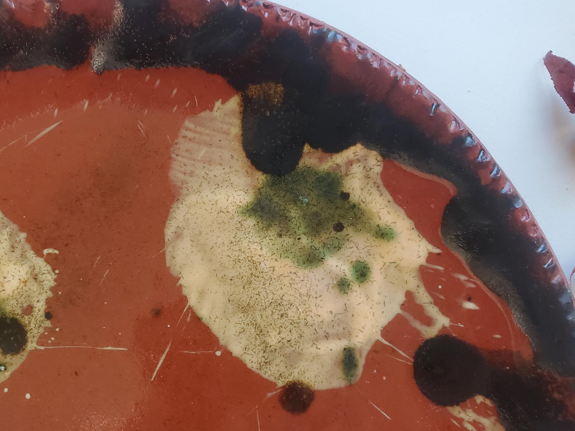 Redware 9 in. Plate with "Spangles and Daubs" Motif (b)