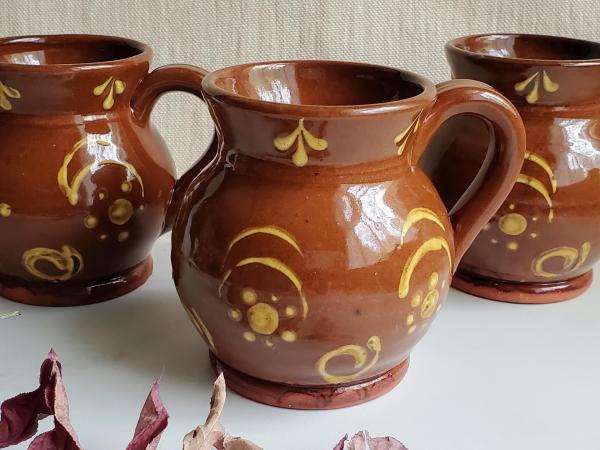 Redware Mug with Slipware Motif Pied Potter Hamelin
